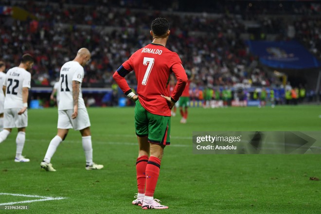 Ronaldo bật khóc nức nở, ra quyết định dũng cảm để cùng Bồ Đào Nha vào Tứ kết Euro 2024- Ảnh 9.