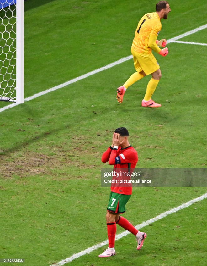 Ronaldo bật khóc nức nở, ra quyết định dũng cảm để cùng Bồ Đào Nha vào Tứ kết Euro 2024- Ảnh 2.