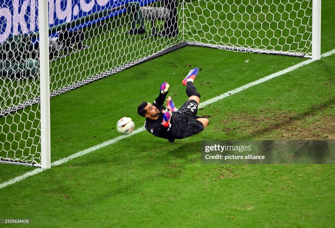 Thủ môn Bồ Đào Nha cản phá không tưởng ở loạt cân não, cứu 2 "ông già" Pepe – Ronaldo khỏi đêm kinh hoàng- Ảnh 3.