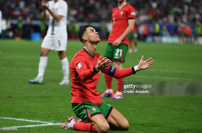 Ronaldo bật khóc nức nở, ra quyết định dũng cảm để cùng Bồ Đào Nha vào Tứ kết Euro 2024- Ảnh 10.