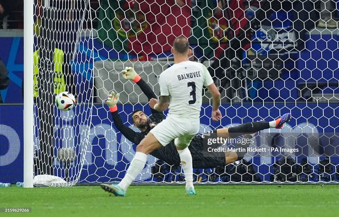 Thủ môn Bồ Đào Nha cản phá không tưởng ở loạt cân não, cứu 2 "ông già" Pepe – Ronaldo khỏi đêm kinh hoàng- Ảnh 5.