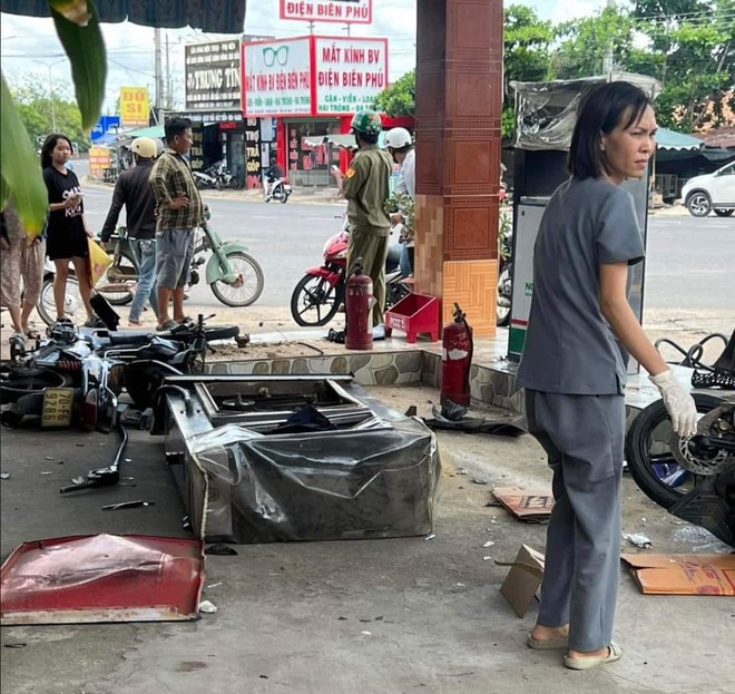 Xe máy lao vào trạm xăng với tốc độ kinh hoàng, đâm thanh niên bay xa vài mét- Ảnh 1.