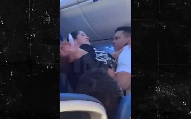 Nữ hành khách cắn đứt áo của tiếp viên trên chuyến bay của United Airlines (Ảnh: TMZ)
