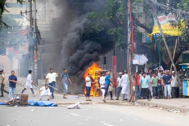 Bạo loạn Bangladesh: Chính phủ lệnh "bắn ngay tại chỗ", quân đội vào cuộc - Súng đã nổ, Nga-Mỹ phản ứng- Ảnh 2.