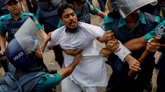 Bạo loạn Bangladesh: Chính phủ lệnh "bắn ngay tại chỗ", quân đội vào cuộc - Súng đã nổ, Nga-Mỹ phản ứng- Ảnh 4.