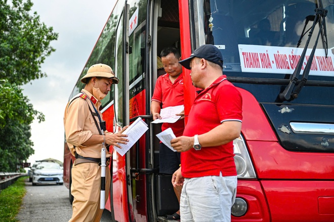 Cục CSGT bí mật ghi hình xuyên đêm trên 9 cao tốc, hơn 700 phương tiện bị bắt lỗi chỉ trong 5 ngày- Ảnh 1.