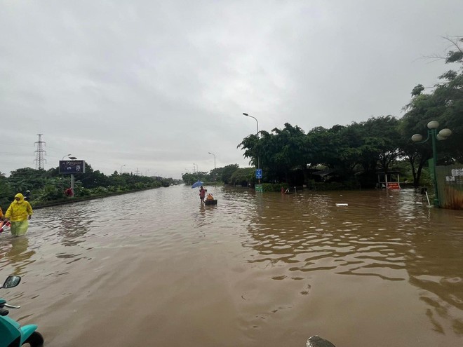 Hà Nội nhiều nơi sáng nay vẫn ngập sâu, có người bỏ xe ô tô lại cả đêm để về nhà- Ảnh 1.