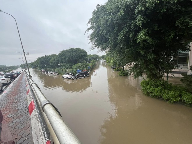 Hà Nội nhiều nơi sáng nay vẫn ngập sâu, có người bỏ xe ô tô lại cả đêm để về nhà- Ảnh 5.