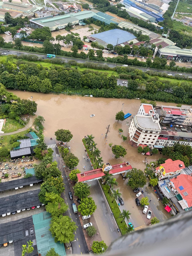 Hà Nội nhiều nơi sáng nay vẫn ngập sâu, có người bỏ xe ô tô lại cả đêm để về nhà- Ảnh 8.