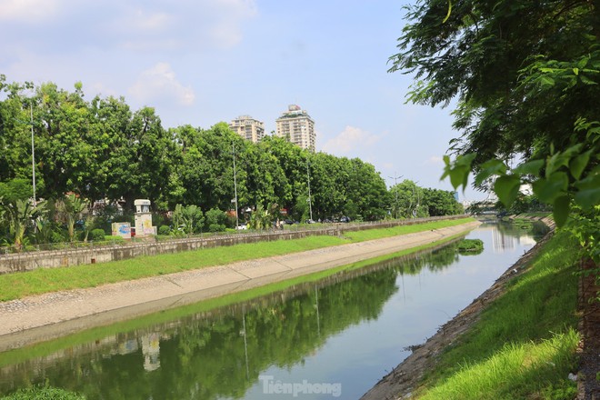 Nước chuyển màu xanh như nước Hồ Gươm, sông Tô Lịch bỗng 'nên thơ, trữ tình'- Ảnh 8.