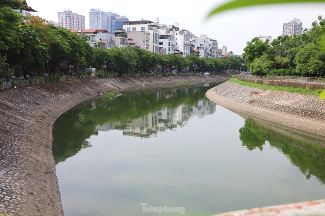 Nước chuyển màu xanh như nước Hồ Gươm, sông Tô Lịch bỗng 'nên thơ, trữ tình'- Ảnh 11.