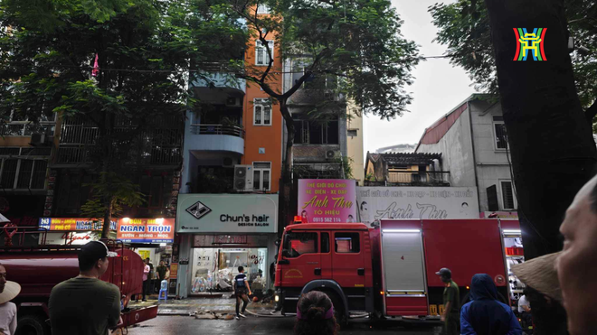 Nhân chứng vụ cháy cửa hàng ở Hà Nội sáng nay: "Cửa cuốn tầng 1 đóng kín nên mọi nỗ lực đều bất thành"- Ảnh 2.