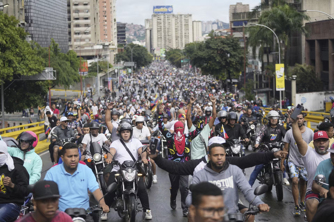 Bạo loạn hàng nghìn người ở Venezuela, súng đã nổ - TT Maduro nói về âm mưu đảo chính, Nga thông báo khẩn- Ảnh 2.