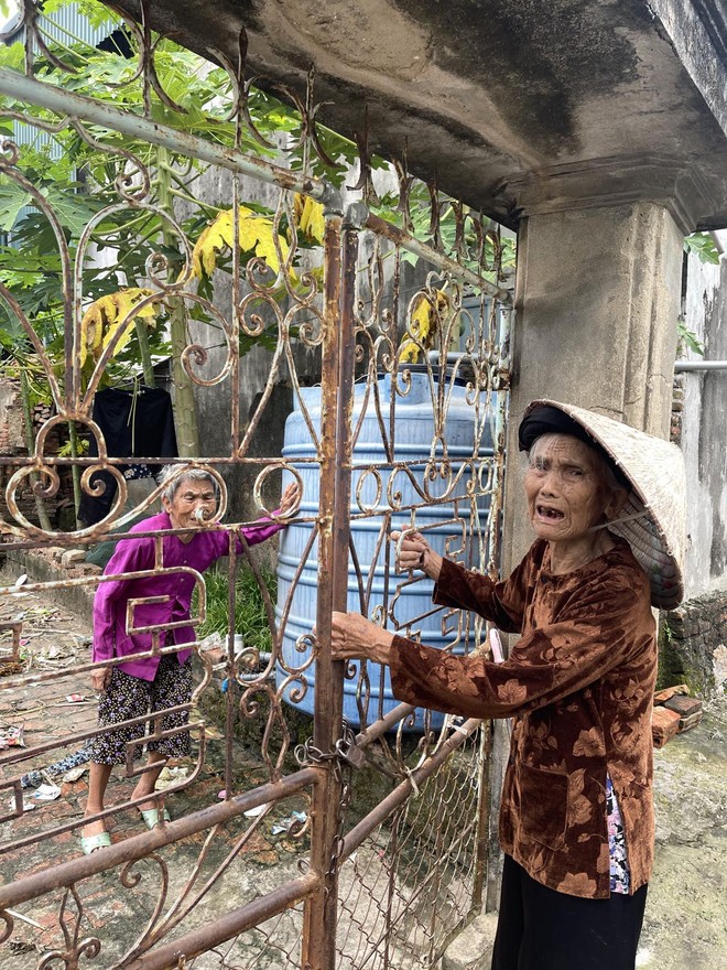 Cụ bà 99 tuổi ở Thanh Hóa vẫn thích cày ruộng, cứ vài hôm lại cuốc bộ qua tâm sự với em gái 90 tuổi- Ảnh 2.