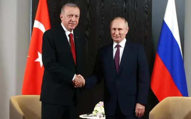 Tổng thống Nga Vladimir Putin (phải) và Tổng thống Thổ Nhĩ Kỳ Recep Tayyip Erdogan (Ảnh: AFP)