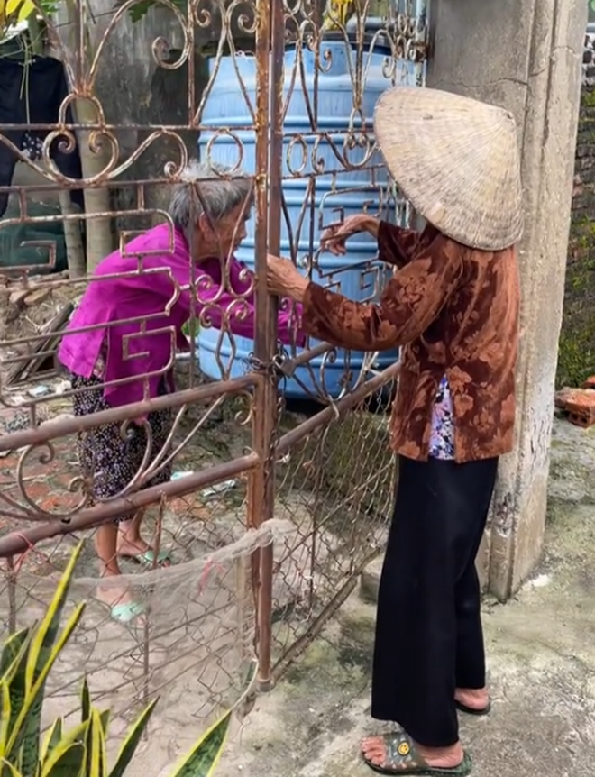 Cụ bà 99 tuổi ở Thanh Hóa vẫn thích cày ruộng, cứ vài hôm lại cuốc bộ qua tâm sự với em gái 90 tuổi- Ảnh 1.