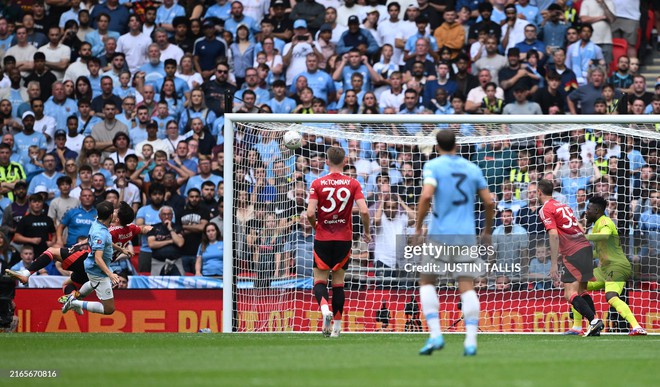 Thắp lên hy vọng bằng tuyệt phẩm, Quỷ đỏ cay đắng trước Man City ở loạt "đấu súng" cân não - Ảnh 3.