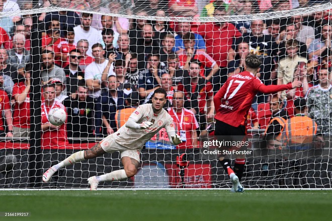 Thắp lên hy vọng bằng tuyệt phẩm, Quỷ đỏ cay đắng trước Man City ở loạt "đấu súng" cân não - Ảnh 1.