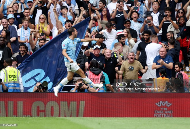 Thắp lên hy vọng bằng tuyệt phẩm, Quỷ đỏ cay đắng trước Man City ở loạt "đấu súng" cân não - Ảnh 4.