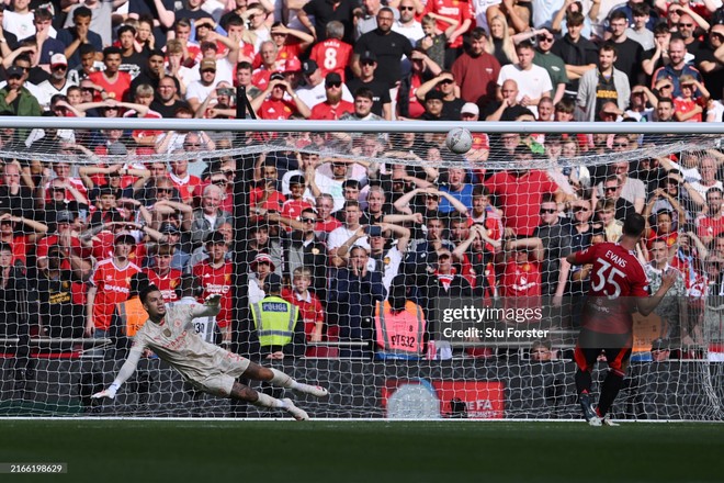 Thắp lên hy vọng bằng tuyệt phẩm, Quỷ đỏ cay đắng trước Man City ở loạt "đấu súng" cân não - Ảnh 5.