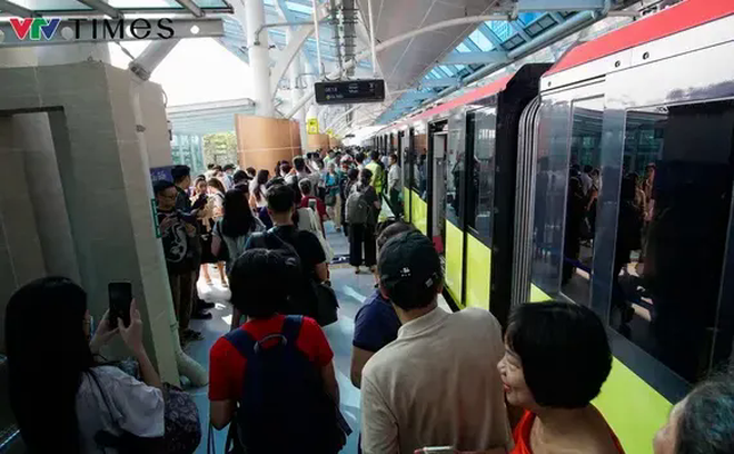 Người dân hào hứng trải nghiệm tuyến metro Nhổn - Ga Hà Nội.
