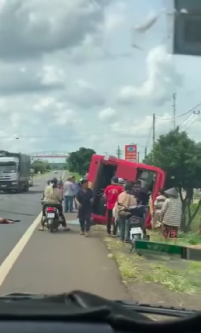 Xe khách phanh "cháy bánh", lật nghiêng, camera ghi lại pha sang đường gây họa của người phụ nữ - Ảnh 2.