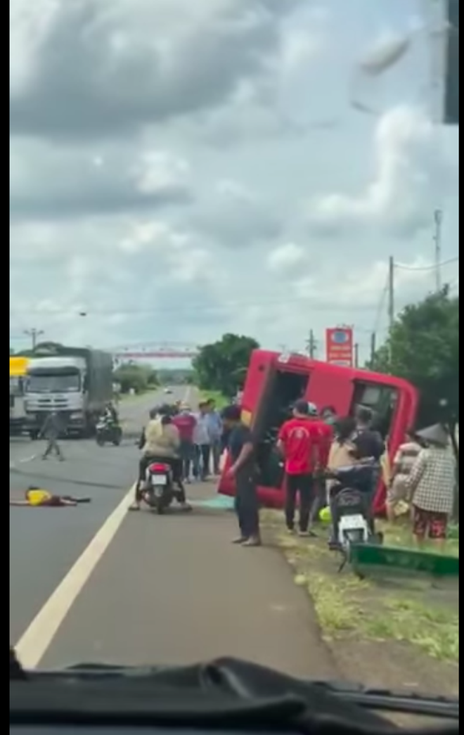 Xe khách phanh "cháy bánh", lật nghiêng, camera ghi lại pha sang đường gây họa của người phụ nữ - Ảnh 1.