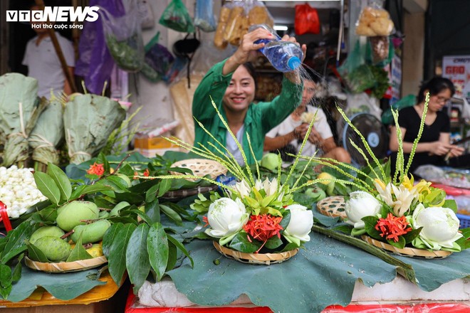 Chợ 'nhà giàu' Hà Nội đỏ lửa xuyên đêm nấu cỗ phục vụ khách rằm tháng 7 - Ảnh 14.