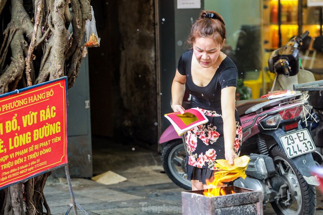 Phố cổ Hà Thành đỏ lửa, nghi ngút khói đốt vàng mã cúng Rằm tháng bảy - Ảnh 15.