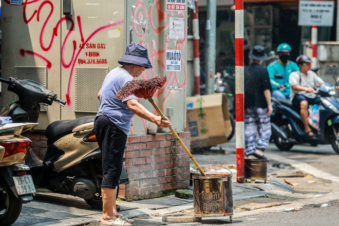 Phố cổ Hà Thành đỏ lửa, nghi ngút khói đốt vàng mã cúng Rằm tháng bảy - Ảnh 18.