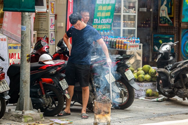 Phố cổ Hà Thành đỏ lửa, nghi ngút khói đốt vàng mã cúng Rằm tháng bảy - Ảnh 17.