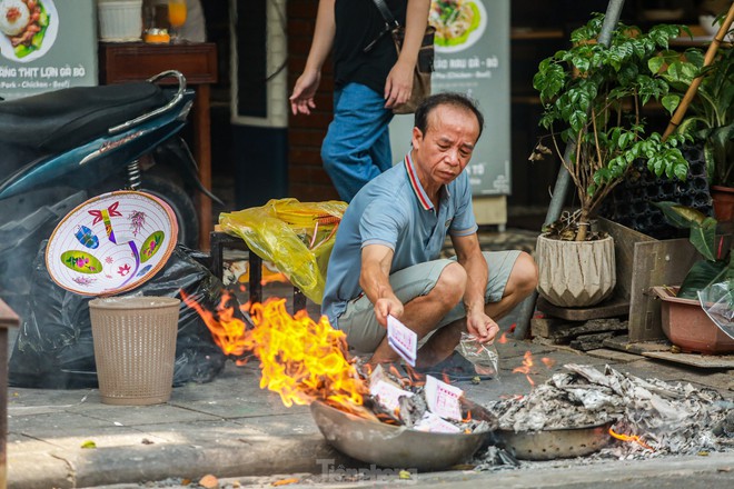 Phố cổ Hà Thành đỏ lửa, nghi ngút khói đốt vàng mã cúng Rằm tháng bảy - Ảnh 20.