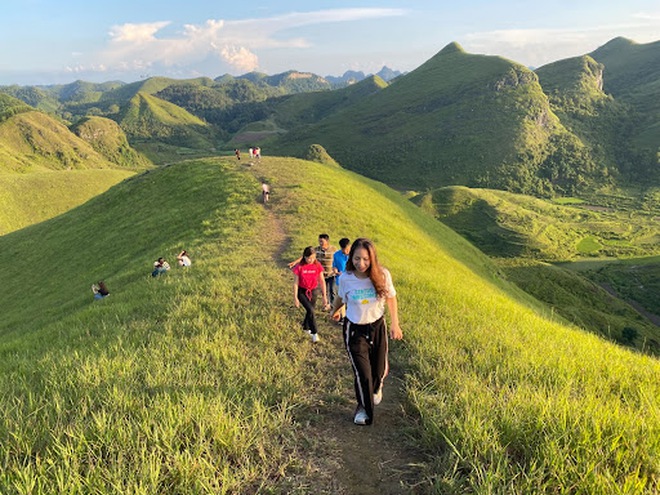 Phát hiện đồi cỏ như thảo nguyên nước ngoài ngay miền Bắc, cách Hà Nội hơn 300km, cực lý tưởng để săn mây - Ảnh 8.