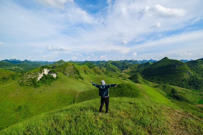 Phát hiện đồi cỏ như thảo nguyên nước ngoài ngay miền Bắc, cách Hà Nội hơn 300km, cực lý tưởng để săn mây - Ảnh 9.