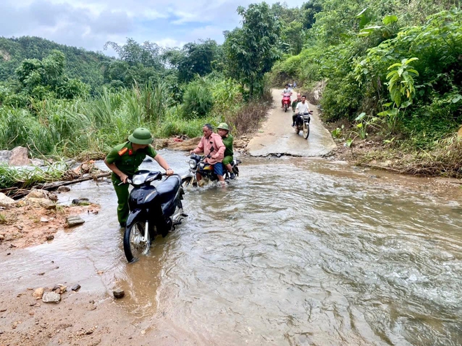 Thượng tá Phạm Duy Thịnh kể về hành trình 5 ngày tìm kiếm cháu bé sống sót kỳ diệu trong rừng - Ảnh 4.