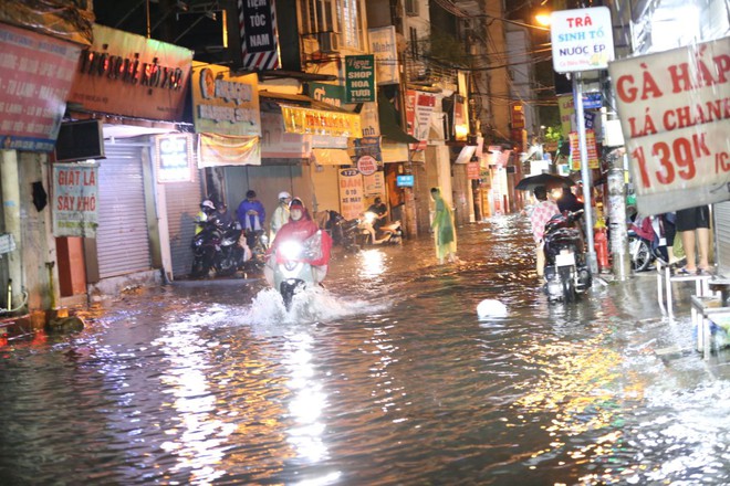 Mưa như trút ở Hà Nội, Thái Nguyên: Ô tô bị cuốn trôi, xe chết máy, người dân lội bì bõm trên đường - Ảnh 9.