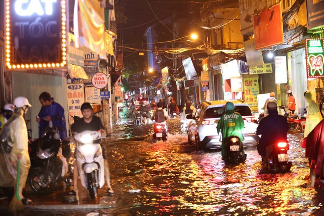 Mưa như trút ở Hà Nội, Thái Nguyên: Ô tô bị cuốn trôi, xe chết máy, người dân lội bì bõm trên đường - Ảnh 10.