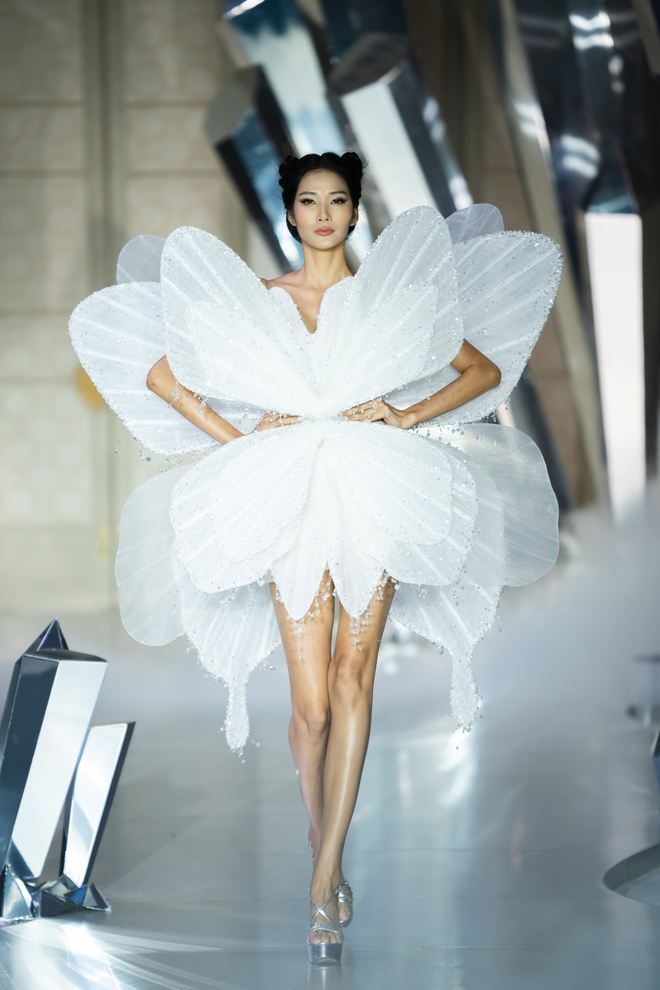 Lọ Lem - con gái Quyền Linh xuất hiện như nàng công chúa trên sàn catwalk- Ảnh 6.