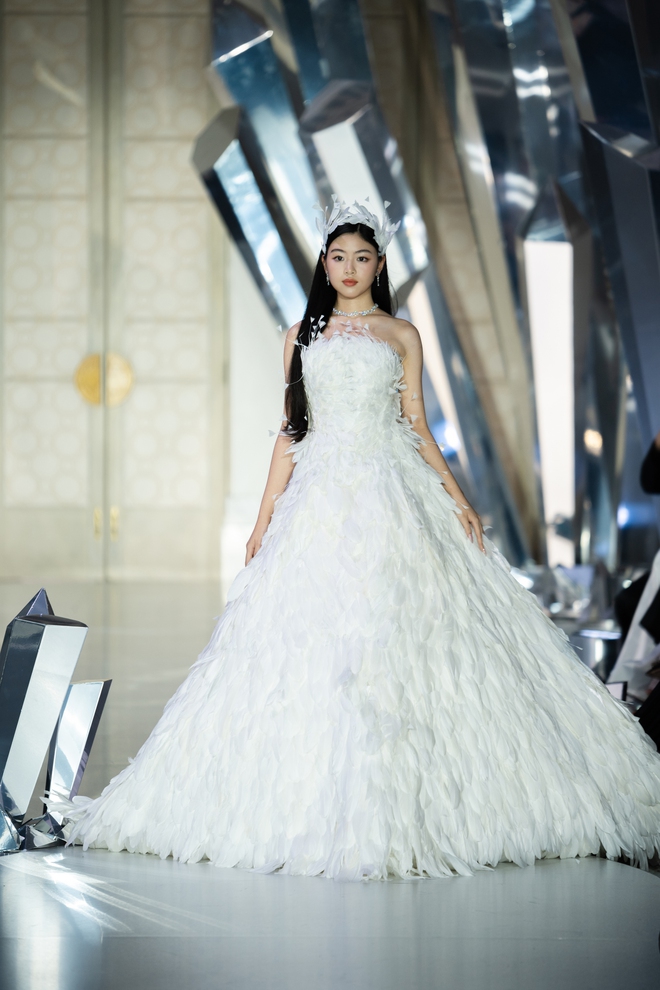 Lọ Lem - con gái Quyền Linh xuất hiện như nàng công chúa trên sàn catwalk- Ảnh 11.