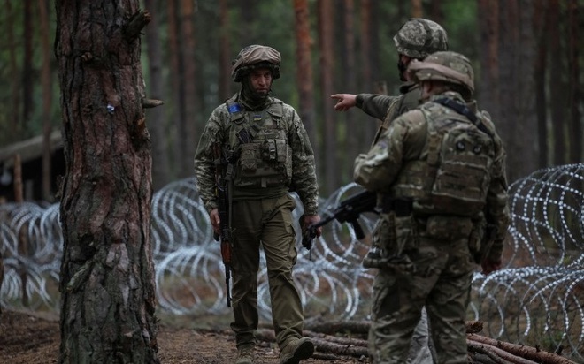 Quân đội Ukraine ở gần biên giới với Belarus. Ảnh: Reuters