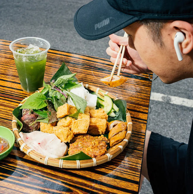 Khách Tây bất ngờ khi ăn bánh mỳ ở nước ngoài, nhận xét: "Không thể tin được đây là cách họ làm ra nó"- Ảnh 8.