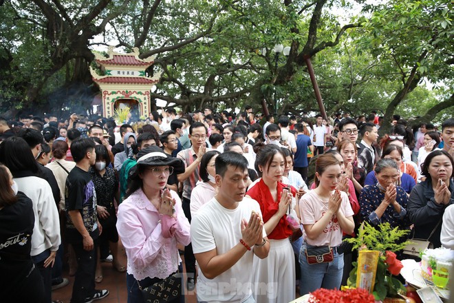 Chen chân lễ Phủ Tây Hồ trong ngày đầu tháng 'cô hồn' - Ảnh 8.