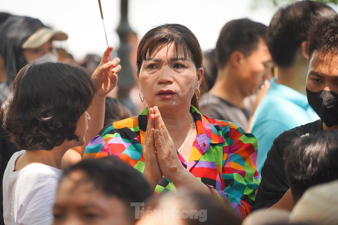 Chen chân lễ Phủ Tây Hồ trong ngày đầu tháng 'cô hồn' - Ảnh 11.