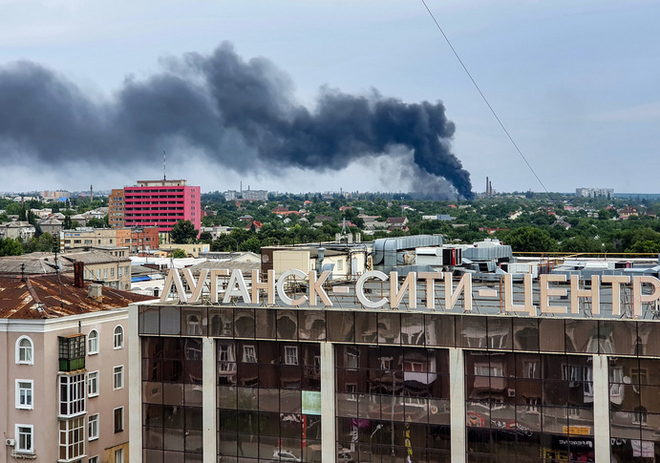 Ukraine "tấn công toàn diện" Lugansk, đã có tên lửa trúng mục tiêu: Nga phản ứng mạnh, khẩn cấp đánh chặn - Ảnh 4.