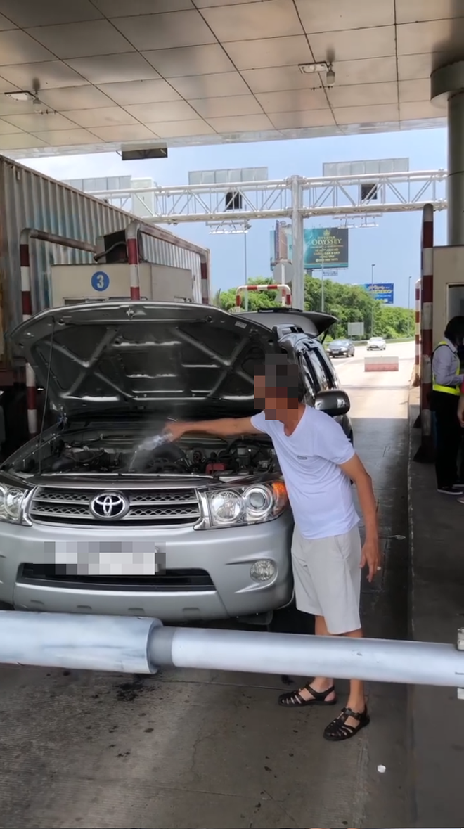 Toyota Fortuner xì khói sau khi chủ xe làm một việc, dân mạng nhìn thấy rồi xót xa: Hỏng lốc máy rồi - Ảnh 2.