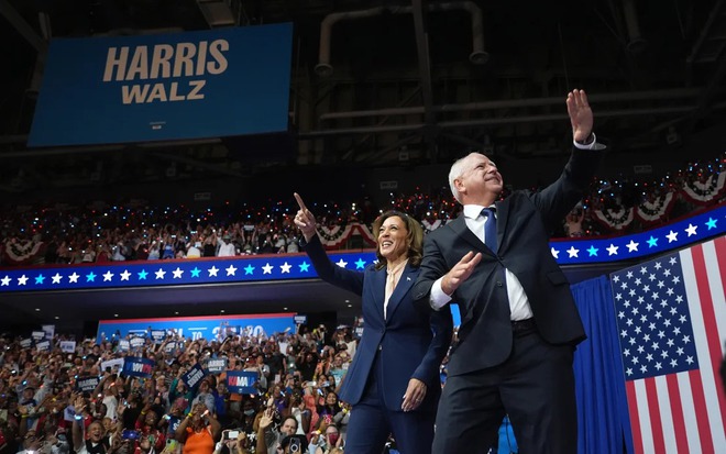 Bà Kamala Harris và ông Walz tại buổi vận động ở bang bang Pennsylvania