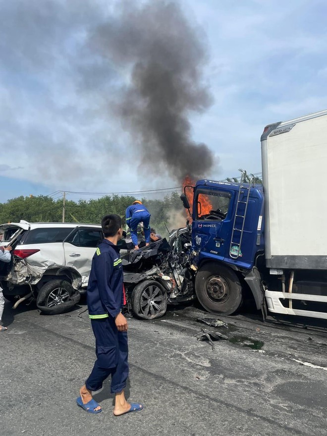 Tông xe liên hoàn, ô tô bốc cháy dữ dội trên cầu Phú Mỹ: 22 giây ghi lại diễn biến kinh hoàng - Ảnh 1.