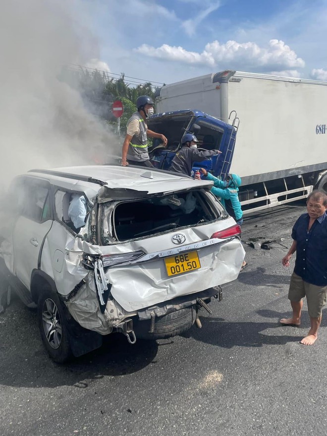 Tông xe liên hoàn, ô tô bốc cháy dữ dội trên cầu Phú Mỹ: 22 giây ghi lại diễn biến kinh hoàng - Ảnh 3.