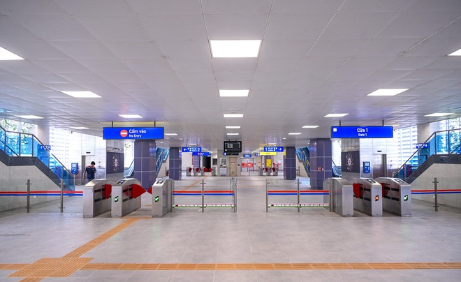 Hình ảnh khó tin ở tuyến metro đắt thứ nhì Việt Nam: Khách chật kín và thích thú vì một điều chưa từng có - Ảnh 3.