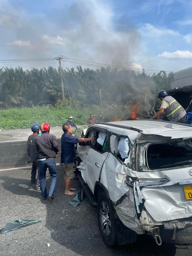 Tông xe liên hoàn, ô tô bốc cháy dữ dội trên cầu Phú Mỹ: 22 giây ghi lại diễn biến kinh hoàng - Ảnh 2.